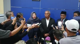 Ketua DPW Partai Nasdem Kalsel H Mansyur didampingi petinggi Fraksi Nasdem Kalsel saat memberikan keterangan kepada wartawan usai prosesi PAW Habib Hasyim di DPRD Kalsel (foto:baritopost.co.id)