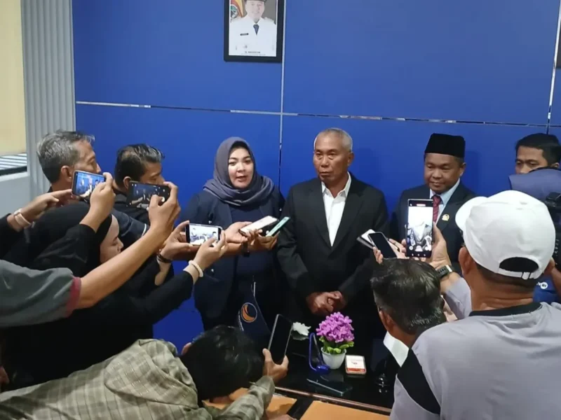 Ketua DPW Partai Nasdem Kalsel H Mansyur didampingi petinggi Fraksi Nasdem Kalsel saat memberikan keterangan kepada wartawan usai prosesi PAW Habib Hasyim di DPRD Kalsel (foto:baritopost.co.id)