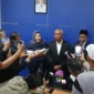 Ketua DPW Partai Nasdem Kalsel H Mansyur didampingi petinggi Fraksi Nasdem Kalsel saat memberikan keterangan kepada wartawan usai prosesi PAW Habib Hasyim di DPRD Kalsel (foto:baritopost.co.id)