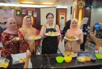 Ketua DWP Mura Dra. Lynda Kristiane, M.Tr.IP (pakai celemek hitam) (foto: istimewa)