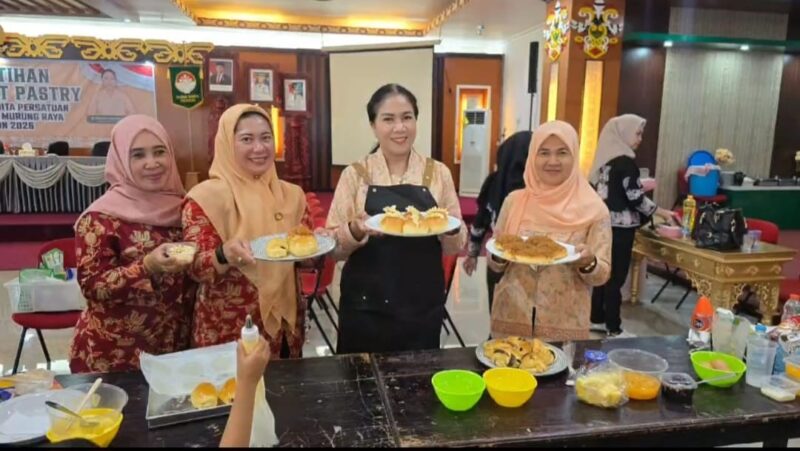 Ketua DWP Mura Dra. Lynda Kristiane, M.Tr.IP (pakai celemek hitam) (foto: istimewa)