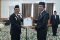 Bupati Heriyus saat melantik Kepala Disdukcapil Mura Gema Topandas Tidja (foto : Maya)
