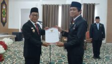 Bupati Heriyus saat melantik Kepala Disdukcapil Mura Gema Topandas Tidja (foto : Maya)