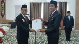 Bupati Heriyus saat melantik Kepala Disdukcapil Mura Gema Topandas Tidja (foto : Maya)