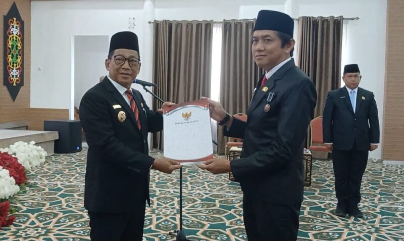 Bupati Heriyus saat melantik Kepala Disdukcapil Mura Gema Topandas Tidja (foto : Maya)