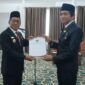 Bupati Heriyus saat melantik Kepala Disdukcapil Mura Gema Topandas Tidja (foto : Maya)