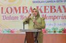 Dina Maulidah saat membuka kegiatan lomba fashion show lansia dalam rangka memperingati Hari Kartini (foto : istimewa)