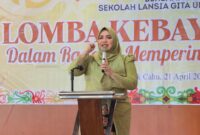 Dina Maulidah saat membuka kegiatan lomba fashion show lansia dalam rangka memperingati Hari Kartini (foto : istimewa)