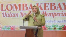 Dina Maulidah saat membuka kegiatan lomba fashion show lansia dalam rangka memperingati Hari Kartini (foto : istimewa)