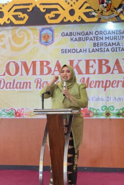 Fashion Show Lansia Meriahkan Hari Kartini, Dina Maulidah Soroti Semangat Perempuan tanpa Batas Usia
