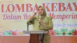 Dina Maulidah saat membuka kegiatan lomba fashion show lansia dalam rangka memperingati Hari Kartini (foto : istimewa)