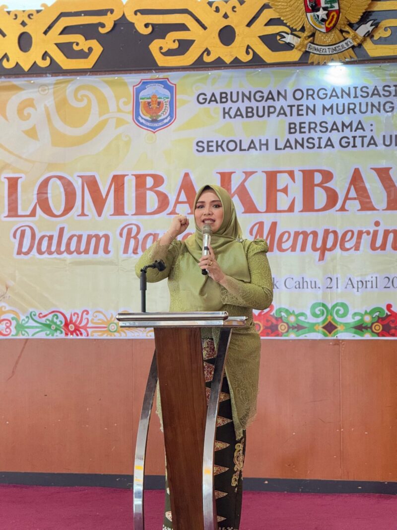 Dina Maulidah saat membuka kegiatan lomba fashion show lansia dalam rangka memperingati Hari Kartini (foto : istimewa)
