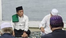 Ketua DPRD Mura Rumiadi saat menghadiri shalat hajat, zikir dan doa bersama (foto: Istimewa)