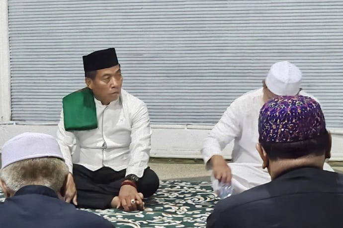 Ketua DPRD Mura Rumiadi saat menghadiri shalat hajat, zikir dan doa bersama (foto: Istimewa)