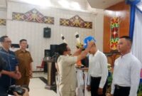 Bupati Heriyus saat memasangkan helm kepada peserta magang (foto: Maya)