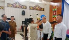 Bupati Heriyus saat memasangkan helm kepada peserta magang (foto: Maya)