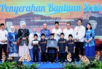 Gubernur Kalsel Haji Muhidin Menyerahkan Bantuan Sosial Saat HUT ke-22 PT Ambapers di Gedung Mahligai Pancasila Banjarmasin (foto:adpim)