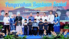 Gubernur Kalsel Haji Muhidin Menyerahkan Bantuan Sosial Saat HUT ke-22 PT Ambapers di Gedung Mahligai Pancasila Banjarmasin (foto:adpim)