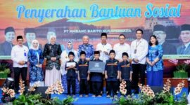 Gubernur Kalsel Haji Muhidin Menyerahkan Bantuan Sosial Saat HUT ke-22 PT Ambapers di Gedung Mahligai Pancasila Banjarmasin (foto:adpim)