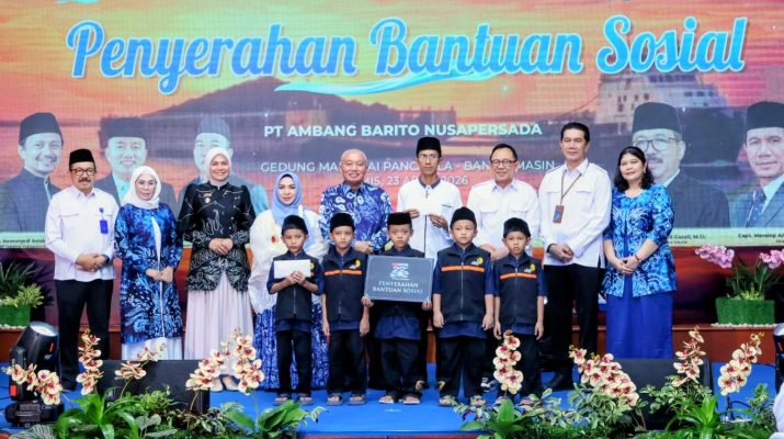 Gubernur Kalsel Haji Muhidin Menyerahkan Bantuan Sosial Saat HUT ke-22 PT Ambapers di Gedung Mahligai Pancasila Banjarmasin (foto:adpim)