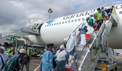 Haji Muhidin Berangkatkan Kloter Pertama Jamaah Calon Haji Embarkasi Banjarmasin