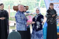 Gubernur Haji Muhidin Bersama Hj Fathul Jannah Meresmikan Dermaga Pasar Terapung di TMII Jakarta (foto:adpim)