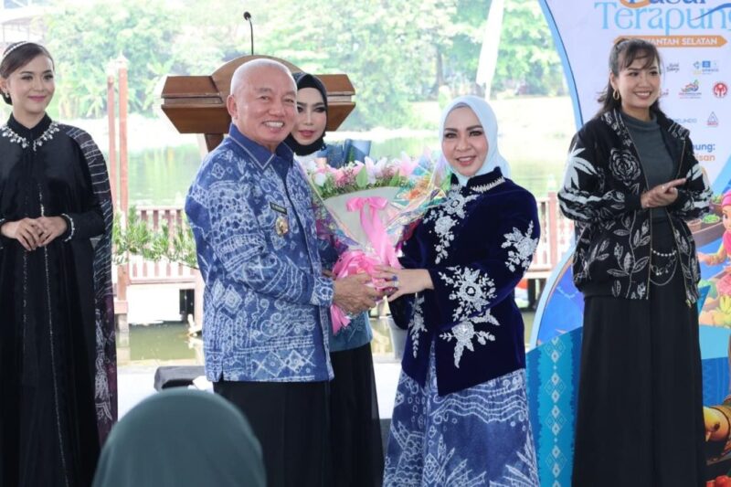 Gubernur Haji Muhidin Bersama Hj Fathul Jannah Meresmikan Dermaga Pasar Terapung di TMII Jakarta (foto:adpim)