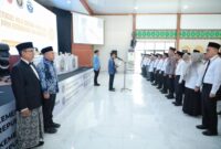 Gubernur Kalimantan Selatan diwakili Sekretaris Daerah Provinsi Kalimantan Selatan, H. Muhammad Syarifuddin secara resmi melakukan Pengukuhan Petugas Haji Daerah (PHD) dan Tim Pendukung PPIH Embarkasi Banjarmasin serta Pelaksanaan Meal Test Tahun 1447 H / 2026 M (foto:adpim)