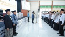 Gubernur Kalimantan Selatan diwakili Sekretaris Daerah Provinsi Kalimantan Selatan, H. Muhammad Syarifuddin secara resmi melakukan Pengukuhan Petugas Haji Daerah (PHD) dan Tim Pendukung PPIH Embarkasi Banjarmasin serta Pelaksanaan Meal Test Tahun 1447 H / 2026 M (foto:adpim)