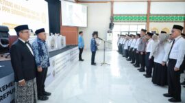 Gubernur Kalimantan Selatan diwakili Sekretaris Daerah Provinsi Kalimantan Selatan, H. Muhammad Syarifuddin secara resmi melakukan Pengukuhan Petugas Haji Daerah (PHD) dan Tim Pendukung PPIH Embarkasi Banjarmasin serta Pelaksanaan Meal Test Tahun 1447 H / 2026 M (foto:adpim)
