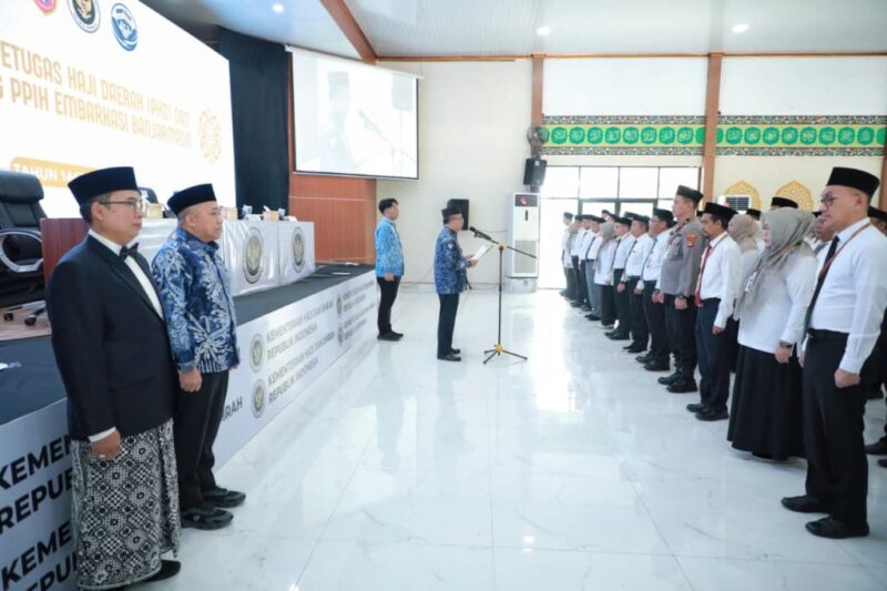 Gubernur Kalimantan Selatan diwakili Sekretaris Daerah Provinsi Kalimantan Selatan, H. Muhammad Syarifuddin secara resmi melakukan Pengukuhan Petugas Haji Daerah (PHD) dan Tim Pendukung PPIH Embarkasi Banjarmasin serta Pelaksanaan Meal Test Tahun 1447 H / 2026 M (foto:adpim)