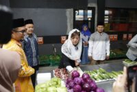 Menteri Komunikasi dan Digital, Meutya Hafid, saat meninjau Koperasi Al Ittifaq di Soreang, Kabupaten Bandung, Jawa Barat. Pemerintah mempercepat digitalisasi Koperasi Desa Merah Putih (KDMP) untuk memperkuat ekonomi rakyat berbasis desa. Ada tiga fokus utama yang didorong: meningkatkan efisiensi usaha, mengintegrasikan rantai pasok, dan memperluas akses pasar bagi koperasi serta pelaku usaha lokal.