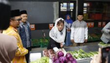 Menteri Komunikasi dan Digital, Meutya Hafid, saat meninjau Koperasi Al Ittifaq di Soreang, Kabupaten Bandung, Jawa Barat. Pemerintah mempercepat digitalisasi Koperasi Desa Merah Putih (KDMP) untuk memperkuat ekonomi rakyat berbasis desa. Ada tiga fokus utama yang didorong: meningkatkan efisiensi usaha, mengintegrasikan rantai pasok, dan memperluas akses pasar bagi koperasi serta pelaku usaha lokal.