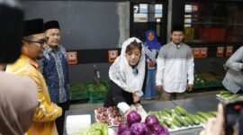 Menteri Komunikasi dan Digital, Meutya Hafid, saat meninjau Koperasi Al Ittifaq di Soreang, Kabupaten Bandung, Jawa Barat. Pemerintah mempercepat digitalisasi Koperasi Desa Merah Putih (KDMP) untuk memperkuat ekonomi rakyat berbasis desa. Ada tiga fokus utama yang didorong: meningkatkan efisiensi usaha, mengintegrasikan rantai pasok, dan memperluas akses pasar bagi koperasi serta pelaku usaha lokal.