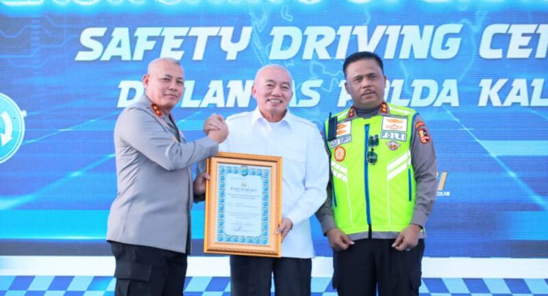 Gubernur Kalsel Haji Muhidin, Kepala Korps Lalu Lintas (Kakorlantas) Irjen Pol. Agus Suryonugroho, dan Kapolda Kalsel Irjen Pol Rosyanto Yudha Hermawan (foto:adpim)