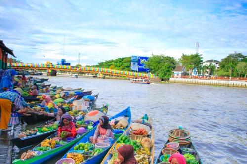 Wisata Pasar Terapung Kota Banjarmasin