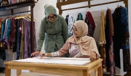 Anggota Persit Asal Banua Tetap Berkarya dan Melestarikan Kain Sasirangan dimanapun Suami Bertugas