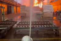 API BERKOBAR - Gudang PT SSTC di Jalan PM Noor atau Pasir Mas terbakar, dan pihak relawan berjibaku dalam melakukan pemadaman, Jumat (1/5/2026) sore. (foto:istimewa)