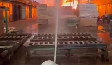 Kebakaran Gudang Plywood PT Surya Satria Timur Corp di Pasir Mas, Pemadaman Terkendala Akses Lokasi