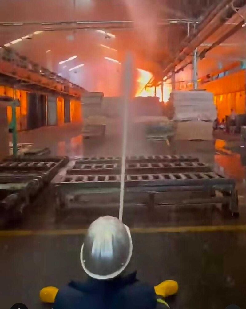 API BERKOBAR - Gudang PT SSTC di Jalan PM Noor atau Pasir Mas terbakar, dan pihak relawan berjibaku dalam melakukan pemadaman, Jumat (1/5/2026) sore. (foto:istimewa)