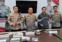 GELAR SAJAM - Plh Kapolresta Banjarmasin, Kombes Pol Timbul Rein Krisman  Siregar saat menggelar pengungkapan aksi viral konvoi remaja bawa sajam, mau tawuran, Selasa (5/5/2026). (foto: Istimewa)
