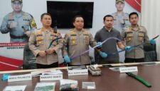 GELAR SAJAM - Plh Kapolresta Banjarmasin, Kombes Pol Timbul Rein Krisman  Siregar saat menggelar pengungkapan aksi viral konvoi remaja bawa sajam, mau tawuran, Selasa (5/5/2026). (foto: Istimewa)
