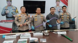 GELAR SAJAM - Plh Kapolresta Banjarmasin, Kombes Pol Timbul Rein Krisman  Siregar saat menggelar pengungkapan aksi viral konvoi remaja bawa sajam, mau tawuran, Selasa (5/5/2026). (foto: Istimewa)
