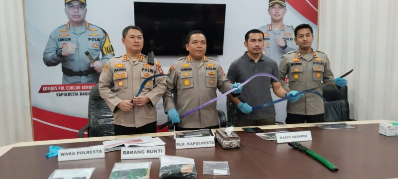 GELAR SAJAM - Plh Kapolresta Banjarmasin, Kombes Pol Timbul Rein Krisman  Siregar saat menggelar pengungkapan aksi viral konvoi remaja bawa sajam, mau tawuran, Selasa (5/5/2026). (foto: Istimewa)
