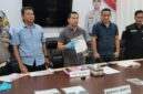 GELAR PENCABULAN - Kasat Reskrim Kompol Eru Alsepa saat memperlihatkan barang bukti kasus pencabulan oleh pelatih silat di kawasan Banjarmasin Timur, Selasa (5/5/2026). (foto: Istimewa)