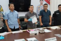 GELAR PENCABULAN - Kasat Reskrim Kompol Eru Alsepa saat memperlihatkan barang bukti kasus pencabulan oleh pelatih silat di kawasan Banjarmasin Timur, Selasa (5/5/2026). (foto: Istimewa)