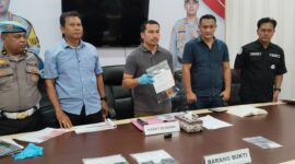 GELAR PENCABULAN - Kasat Reskrim Kompol Eru Alsepa saat memperlihatkan barang bukti kasus pencabulan oleh pelatih silat di kawasan Banjarmasin Timur, Selasa (5/5/2026). (foto: Istimewa)