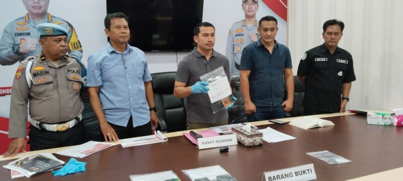 GELAR PENCABULAN - Kasat Reskrim Kompol Eru Alsepa saat memperlihatkan barang bukti kasus pencabulan oleh pelatih silat di kawasan Banjarmasin Timur, Selasa (5/5/2026). (foto: Istimewa)