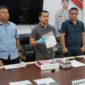 GELAR PENCABULAN - Kasat Reskrim Kompol Eru Alsepa saat memperlihatkan barang bukti kasus pencabulan oleh pelatih silat di kawasan Banjarmasin Timur, Selasa (5/5/2026). (foto: Istimewa)