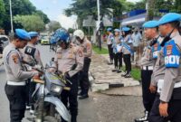 TEGAKKAN DISIPLIN - Anggota Propam Polda Kalsel saat melakukan pemeriksaan kelengkapan kendaraan terhadap personel Polri di Jalan Ahmad Yani, Banjarbaru, dalam operasi penegakan disiplin di luar mako, Rabu (5/5/2026). (Istimewa)